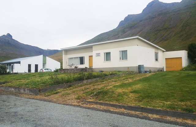 Spacious 4-bedroom villa in charming Súðavík with WiFi
