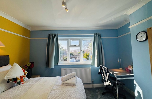 Spacious 4BR house close to Gatwick Airport.