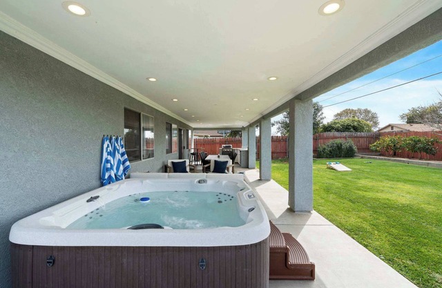 Spacious 4BR Outdoor Kitchen, Hot Tub & Fun