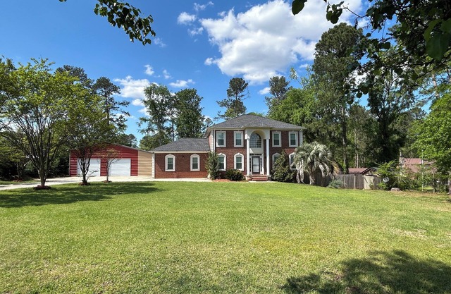 Spacious 5-bdrm, 4bth with AC, WiFi, fenced yard, outdoor pool in charming Evans