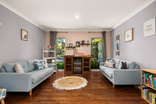 Spacious 5-Bed Retreat with Hot Tub & Pool