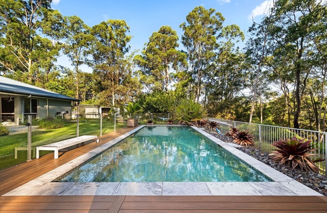Spacious 5-Bed Retreat with Hot Tub & Pool