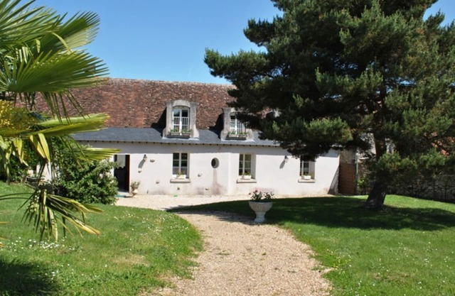 Spacious 5-Bedroom Cottage Near Loire Castles, Gardens & Family Amenities