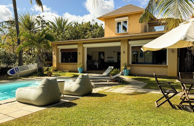 Spacious 5-bedroom villa in wonderful Rivière Noire with WiFi, AC