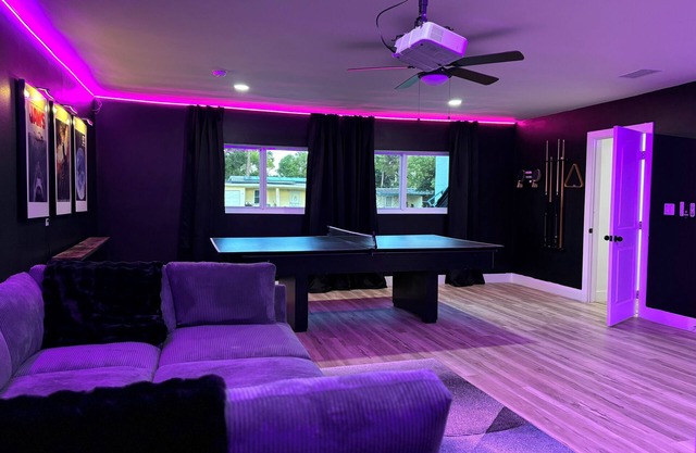 Spacious 5-bedroom house South Daytona with Movie room, Hot tub & Gameroom