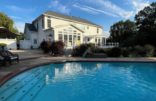Spacious 5-bedroom farmhouse in peaceful Nokesville with Pool