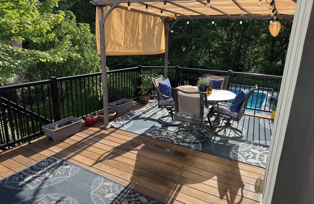 Spacious 5-bedroom house in nice Coraopolis w/WiFi, AC, fitness room and a pool