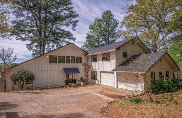 Spacious 5-bedroom house with AC, WiFi in charming Gladewater
