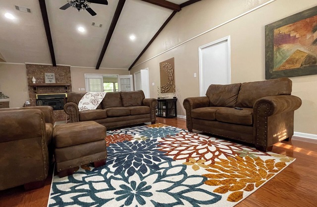 Spacious 5-bedroom house in welcoming Pine Bluff with WiFi, AC