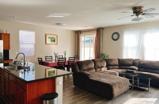 Spacious 5-bedroom house 15 minutes to Las Vegas strip