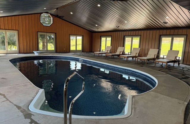 Spacious 5-bedroom house with AC, WiFi in amazing Lewisburg Private Indoor Pool