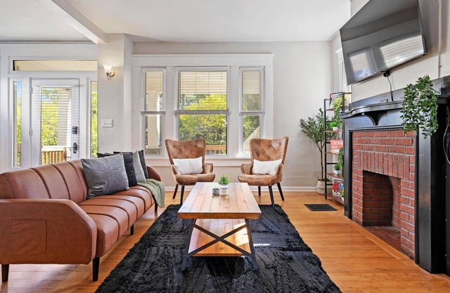 Spacious 5-Bedroom Home w/Porch & Backyard – Near OSU & Old Crew Stadium!