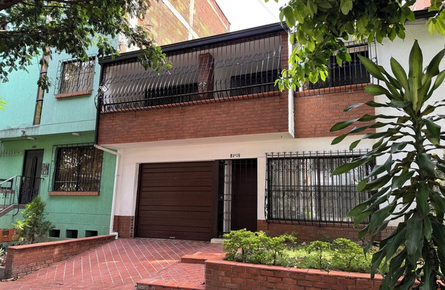 Spacious 5-bedroom house in beautiful in Laureles Medellín with WiFi