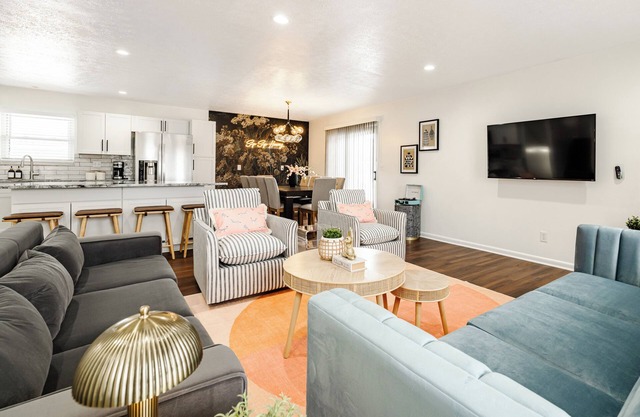 Spacious 5-bedroom house in fantastic Hamilton with WiFi, Game Room