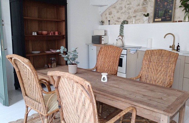 Spacious 5-bedroom house with AC and WiFi in enchanting Fronsac