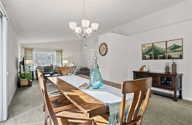 Spacious 5-bedroom house steps away from Mt. Rose & Lake Tahoe in charming Reno!