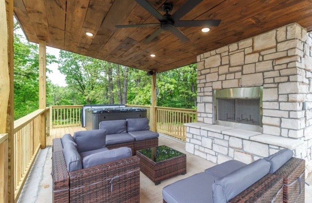 Spacious 5-bedroom just 1 minute from Bennett Spring State Park!