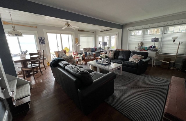 Spacious 5-bedroom Lakefront house with AC and WiFi in wonderful Ashville