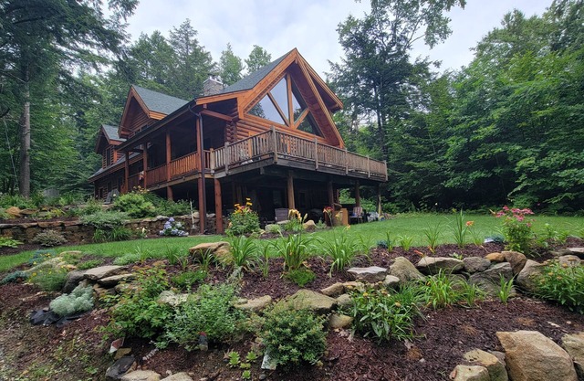 Spacious 5 bedroom semi-private lakefront log cabin on Newfound Lake