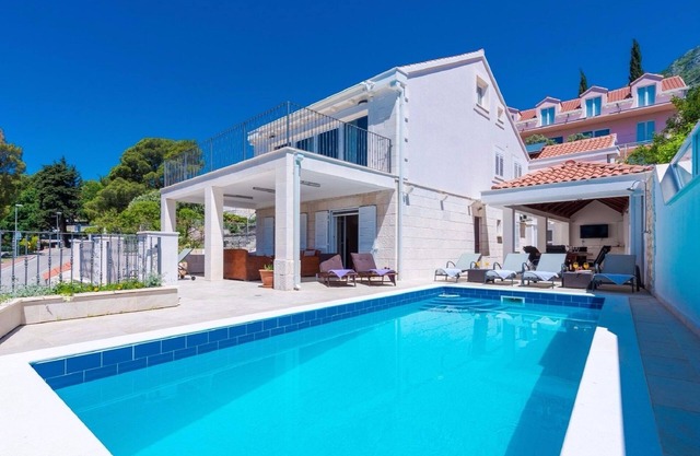 Spacious 5 bedroom Stone Villa with Private Pool and Sea view