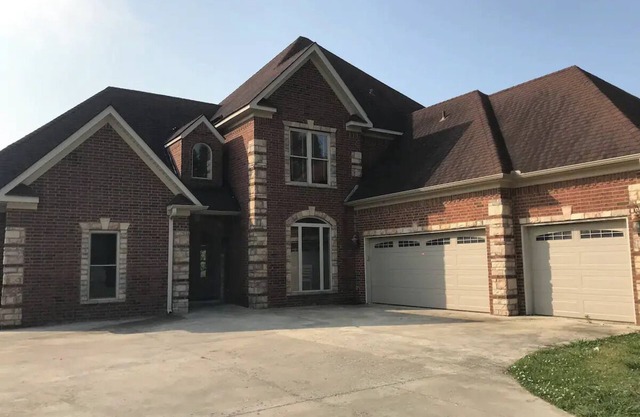 Spacious 5-bedroom house in lovely Blytheville with WiFi, fitness room