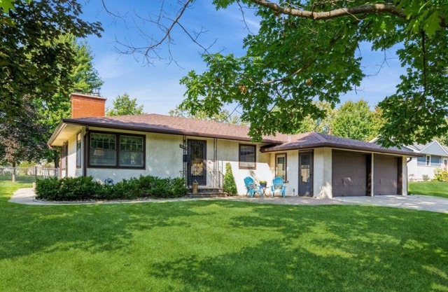 Spacious 5-bedroom house in pleasant Bloomington MN with AC