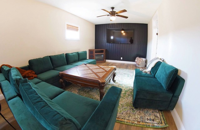 Spacious 5-bedroom Home Centrally Located-Sleeps 14!