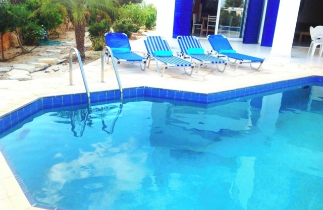 Spacious 5-bedroom villa 15-30m away from the sea