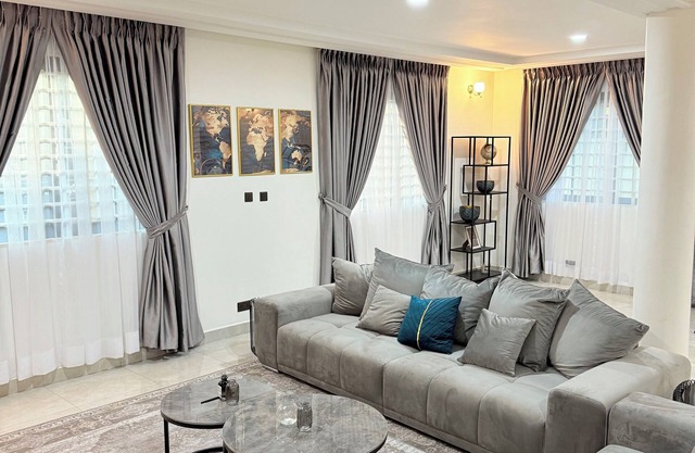 Spacious 5-bedroom villa in amazing Accra with WiFi, AC