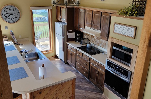 Spacious 5 beds,2 full baths Golf, ski, Sleeps 6, KING bed, Wi-Fi close to Lakes