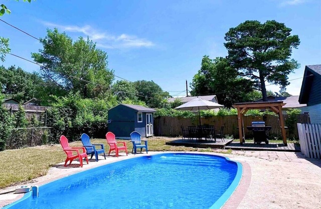 Spacious 5B Home with Private Pool & Grill near Fort Worth, AT&T Stadium
