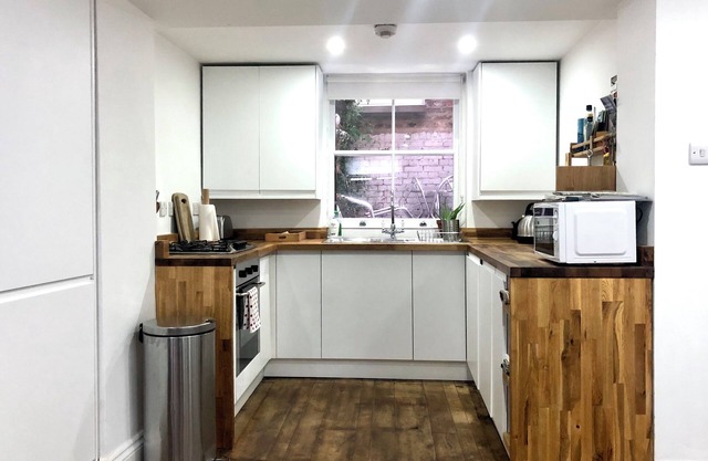 Spacious 50 sq mtr Shoreditch studio and patio in a charming Georgian house.