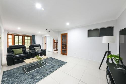 Spacious 5BR Retreat with Balcony Near Hotspots