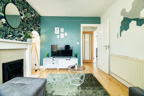Spacious 6-Bed Home in Coventry, Warwick, West Midlands- Free Parking, Super Fast WiFi