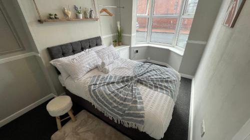 Spacious 6 Bed Home Near City & Albion Stadium Perfect for Contractors!