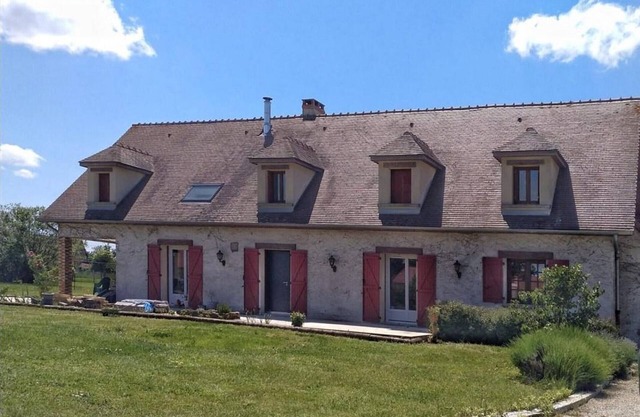 Spacious 6-Bedroom Cottage with Large Garden, Near Vichy & Le Pal, All-Inclusive Amenities
