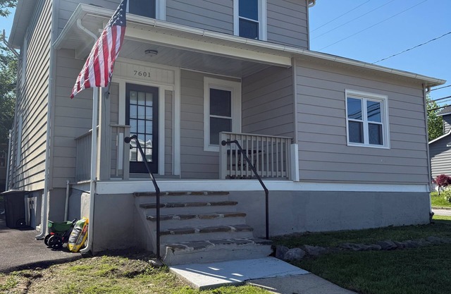 Spacious 6-bedroom house in nice Parkville with WiFi, AC