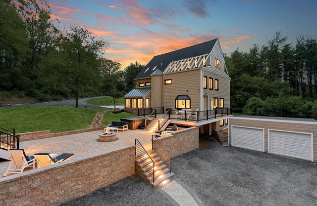 Spacious 6-bedroom house in charming Waterford on 10 acres & Entertainment Room