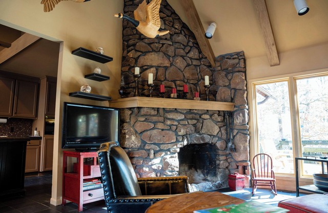 Spacious 6-bedroom house on 25 acres in the Ozarks w/hot tub and private trail!