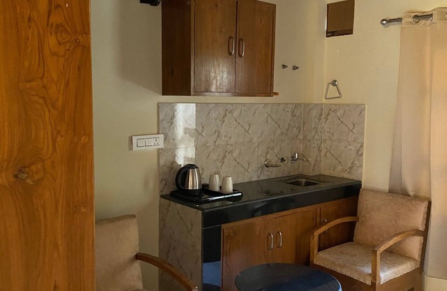 Spacious 6-bedroom lodge in fantastic Shimla Forest Sanctuary