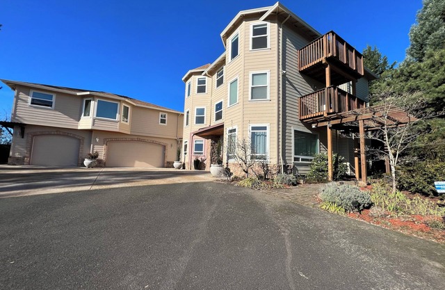 Spacious 6-bedroom house with AC, fitness room in gated delightful Happy Valley
