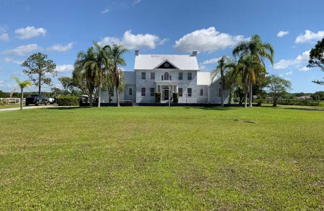 Spacious 6-bedroom house in charming Port Orange with WiFi, AC Pool