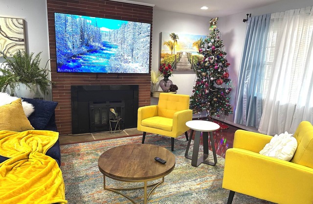 Spacious 6-bedroom house with WiFi, AC in fabulous Silver Spring