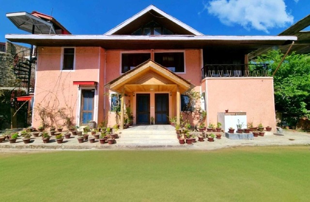Spacious 6-bedroom villa in enchanting Shimla with WiFi