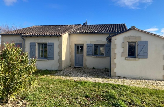 Spacious 6-person ground floor villa with pool, garden & Chalais chateau views.