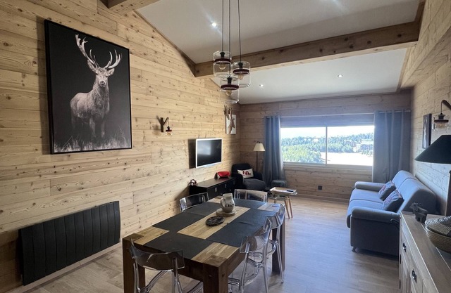 SPACIOUS 60M2, FOOT OF TRACKS, EXCEPTIONAL VIEW