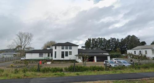 Spacious 7-Bedroom Home in Helensville,Shared Accommodation-Host On-Site