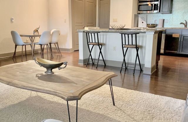 Spacious (850+sq ft) Apartment 5min from DFW Airport w/pool, gym,& washer/dryer