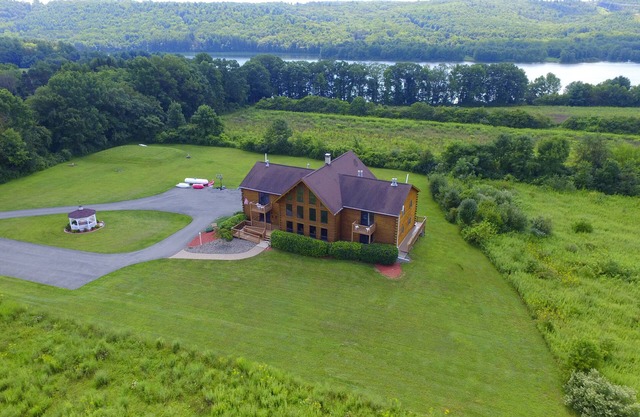 Spacious 8BD/7BA bed&breakfast on Beltzville Lake in Southern Poconos