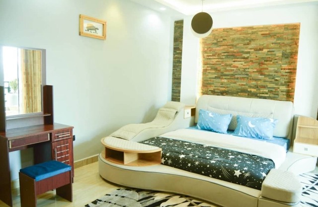 Spacious 9-bedroom apartment in welcoming Goma with WiFi